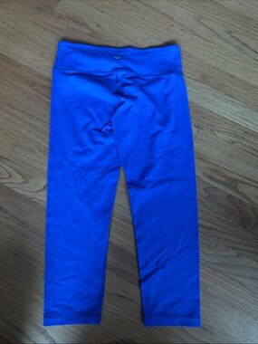 Women's Lululemon Stretch Capri Leggings - Bright Blue size 4